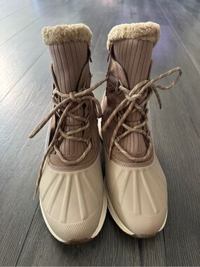 Women’s Baretraps Boots size 9